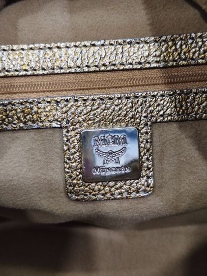 กระเป๋า MCM รุ่น White Lion Princess Boston Bag นี้มีหูจับสีบรอนซ์ทอง รูปที่ 9
