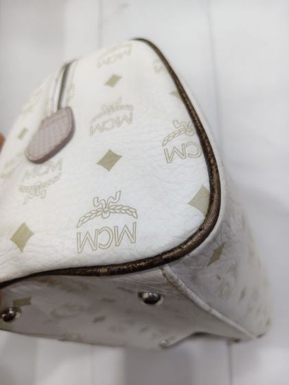 กระเป๋า MCM รุ่น White Lion Princess Boston Bag นี้มีหูจับสีบรอนซ์ทอง รูปที่ 6