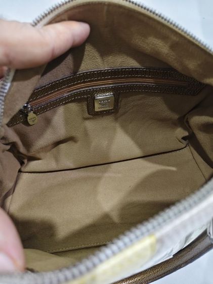 กระเป๋า MCM รุ่น White Lion Princess Boston Bag นี้มีหูจับสีบรอนซ์ทอง รูปที่ 7