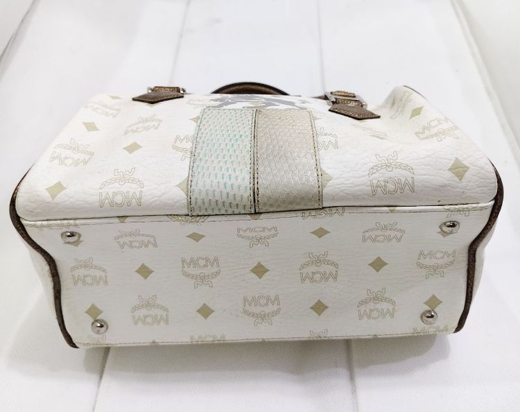 กระเป๋า MCM รุ่น White Lion Princess Boston Bag นี้มีหูจับสีบรอนซ์ทอง รูปที่ 5
