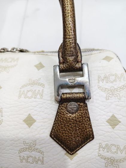 กระเป๋า MCM รุ่น White Lion Princess Boston Bag นี้มีหูจับสีบรอนซ์ทอง รูปที่ 2