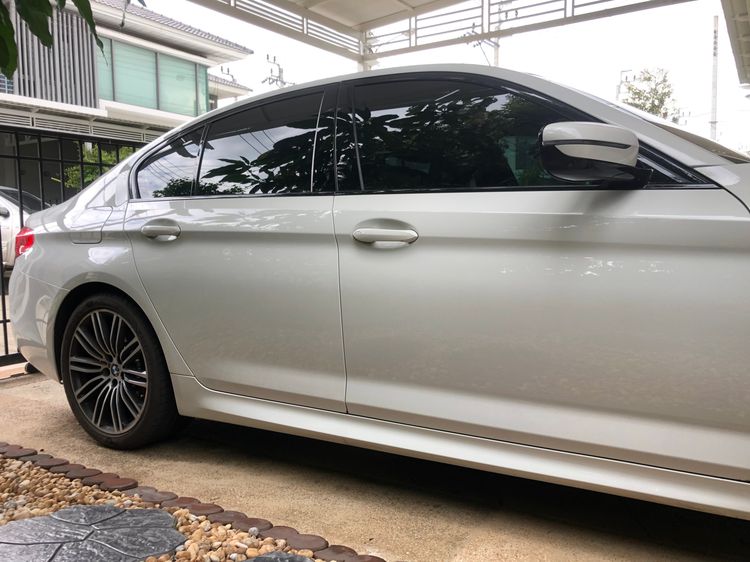 BMW Series 5 2019 530e Sedan ปลั๊กอินไฮบริด (PHEV) เกียร์อัตโนมัติ ขาว