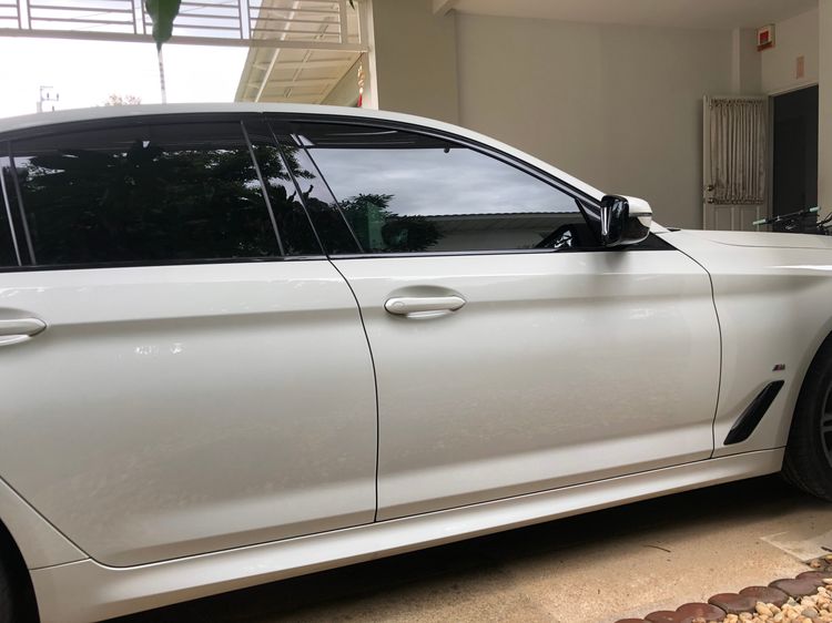 BMW Series 5 2019 530e Sedan ปลั๊กอินไฮบริด (PHEV) เกียร์อัตโนมัติ ขาว รูปที่ 2