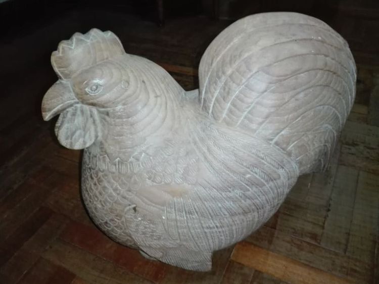 ไก่ไม้แกะสลัก สูงประมาณ 38 ซ.ม. ยาวประมาณ 40 ซ.ม. ถอดออกเป็น 2 ชิ้นได้ (ไว้เก็บของ) ขาย 2200 บาท ไม่รวมค่าส่ง