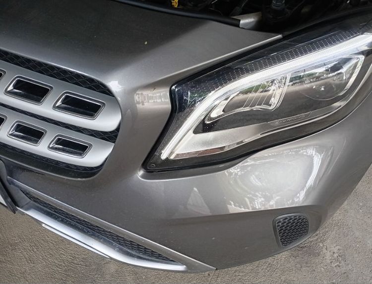 รถ Mercedes-Benz GLA-Class GLA200 สี บรอนซ์ทอง