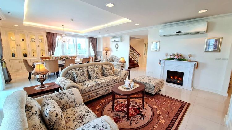 มีบางส่วน Penthouse duplex for rent 22nd-23rd floor Piyathip Place, Sukhumvit 39. รูปที่ 2