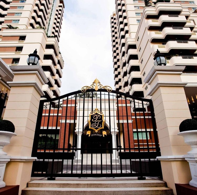มีบางส่วน Penthouse duplex for rent 22nd-23rd floor Piyathip Place, Sukhumvit 39.