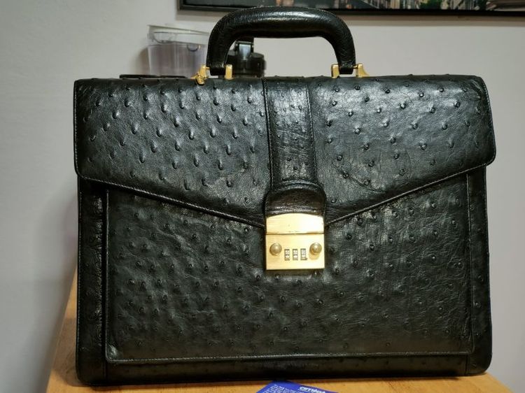งานระดับ Masterpiece กระเป๋าเอกสารนักธุรกิจ/ผู้บริหาร หนังนกกระจอกเทศแท้ 100%(Genuine Ostrich Leather Briefcase) ล็อกหรู amiet Swiss Made 💼✨