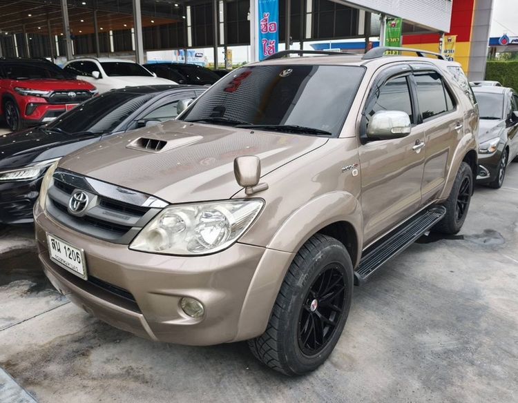 รถ Toyota Fortuner 3.0 V 4WD สี บรอนซ์ทอง