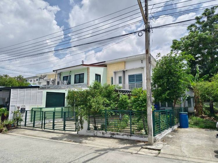 Pruksa มีบางส่วน 2011  บ้านเดี่ยวให้เช่า ทำเลบางนา–แบริ่ง 4 ห้องนอน จอดรถ 4 คัน ใกล้ Central บางนา และ Mega Bangna