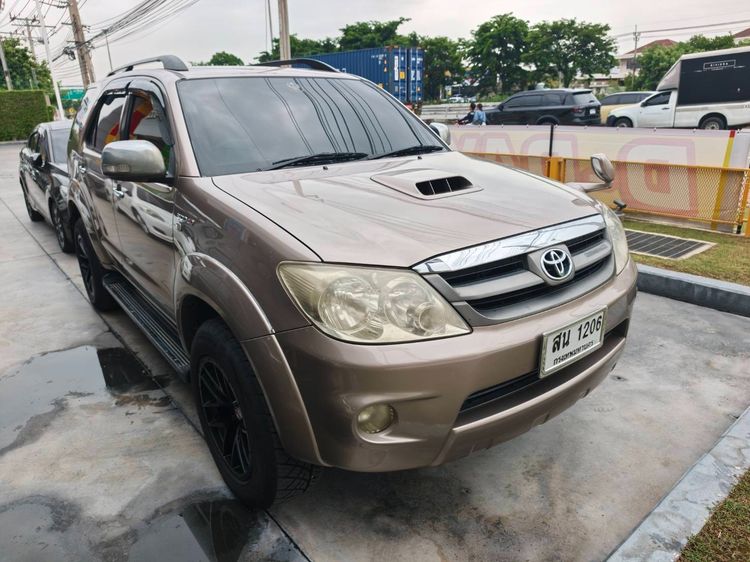 รถ Toyota Fortuner 3.0 V 4WD สี บรอนซ์ทอง