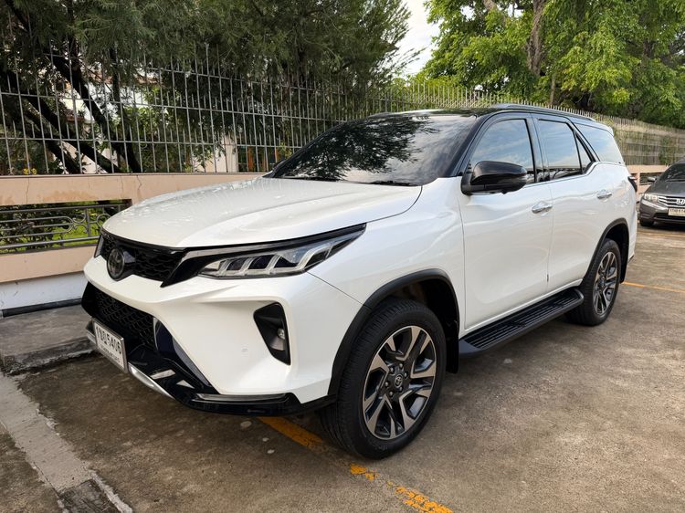 รถ Toyota Fortuner 2.8 Legender Black Top สี ขาว