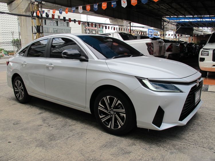 Toyota Yaris ATIV 2025 1.2 Premium Luxury Sedan เบนซิน ไม่ติดแก๊ส เกียร์อัตโนมัติ ขาว รูปที่ 2