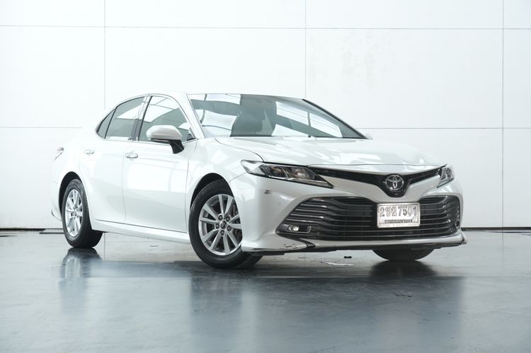 รถ Toyota Camry 2.0 G สี ขาว