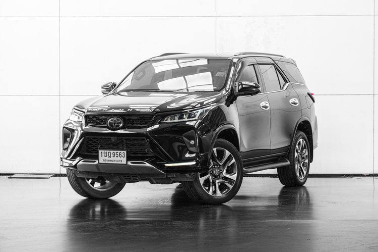 รถ Toyota Fortuner 2.8 LEGENDER 2WD AT สี ดำ