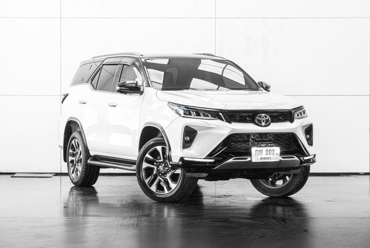 Toyota Fortuner 2021 2.4 Legender Black Top Utility-car ดีเซล ไม่ติดแก๊ส เกียร์อัตโนมัติ ขาว รูปที่ 2