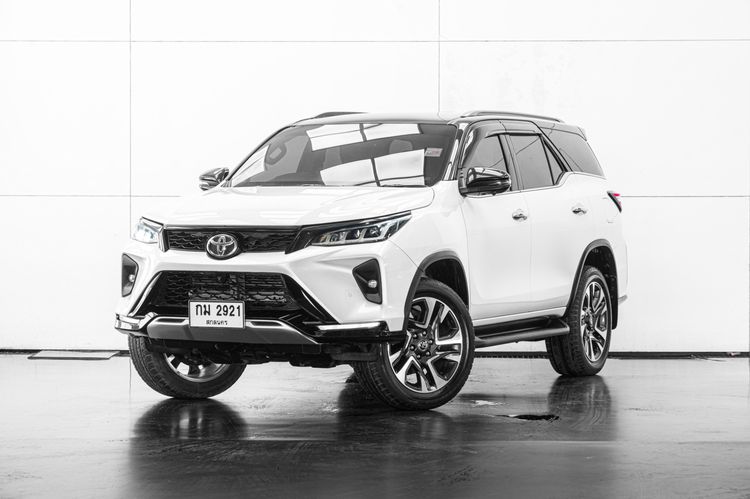 รถ Toyota Fortuner 2.4 Legender Black Top สี ขาว