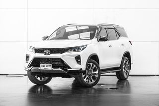 Toyota Fortuner 2.4 Legender Blacktop 2WD สีขาว-ดำ ปี 2021 (รหัส 130V15)