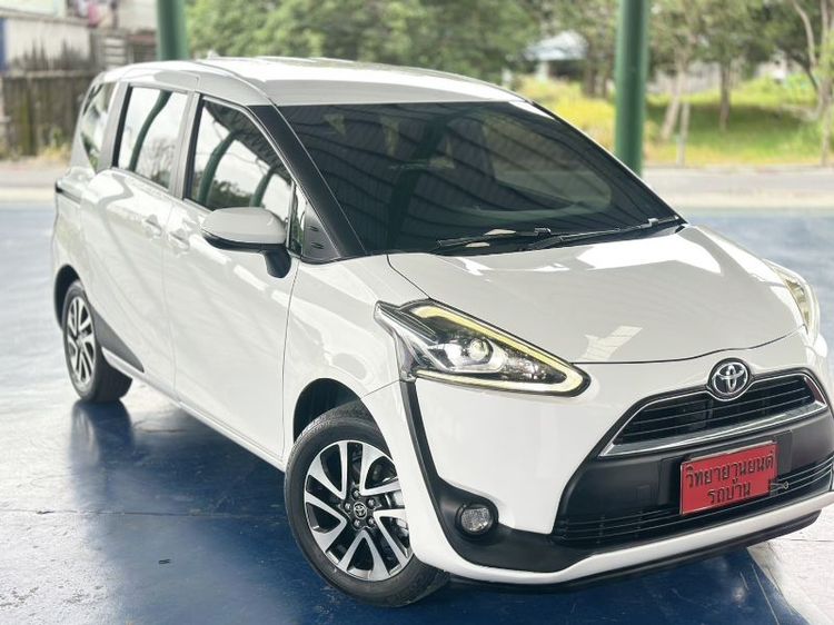 รถ Toyota Sienta 1.5 V สี ขาว