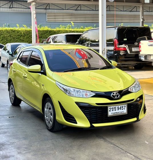 รถ Toyota Yaris 1.2 Entry สี เขียว