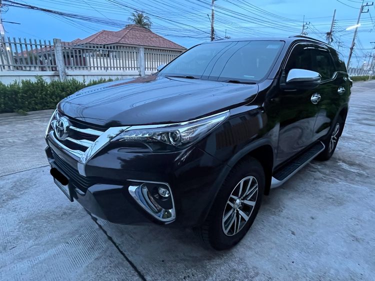รถ Toyota Fortuner 2.4 V สี น้ำตาล