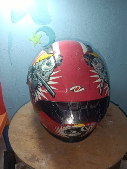 แบรนด์/รุ่น: Real Helmets รุ่น Raptor ลาย Comicsไซส์: L (รอบหัวประมาณ 59-60 ซม.)สภาพภายนอก: มีรอยขีดข่วนตามการใช้งานทั่วไป ชิลด์หน้ายังใช้งานได้ปกติ ไม่มีรอยแตกร้า รูปที่ 5