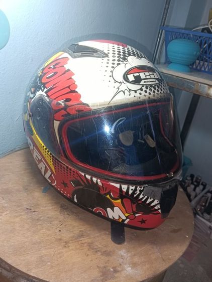 แบรนด์/รุ่น: Real Helmets รุ่น Raptor ลาย Comicsไซส์: L (รอบหัวประมาณ 59-60 ซม.)สภาพภายนอก: มีรอยขีดข่วนตามการใช้งานทั่วไป ชิลด์หน้ายังใช้งานได้ปกติ ไม่มีรอยแตกร้า รูปที่ 3