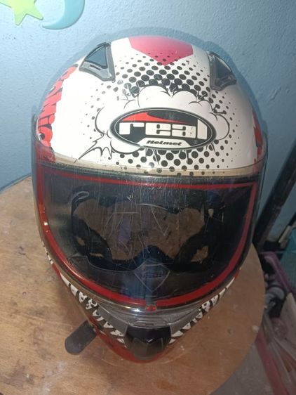 แบรนด์/รุ่น: Real Helmets รุ่น Raptor ลาย Comicsไซส์: L (รอบหัวประมาณ 59-60 ซม.)สภาพภายนอก: มีรอยขีดข่วนตามการใช้งานทั่วไป ชิลด์หน้ายังใช้งานได้ปกติ ไม่มีรอยแตกร้า รูปที่ 2