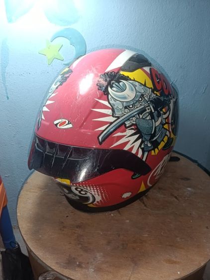 แบรนด์/รุ่น: Real Helmets รุ่น Raptor ลาย Comicsไซส์: L (รอบหัวประมาณ 59-60 ซม.)สภาพภายนอก: มีรอยขีดข่วนตามการใช้งานทั่วไป ชิลด์หน้ายังใช้งานได้ปกติ ไม่มีรอยแตกร้า รูปที่ 4