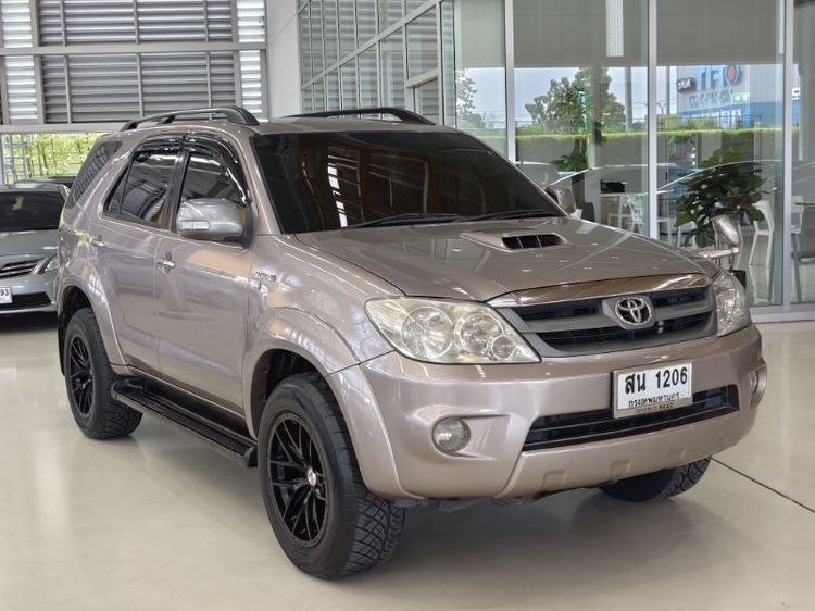 รถ Toyota Fortuner 3.0 V 4WD สี บรอนซ์ทอง