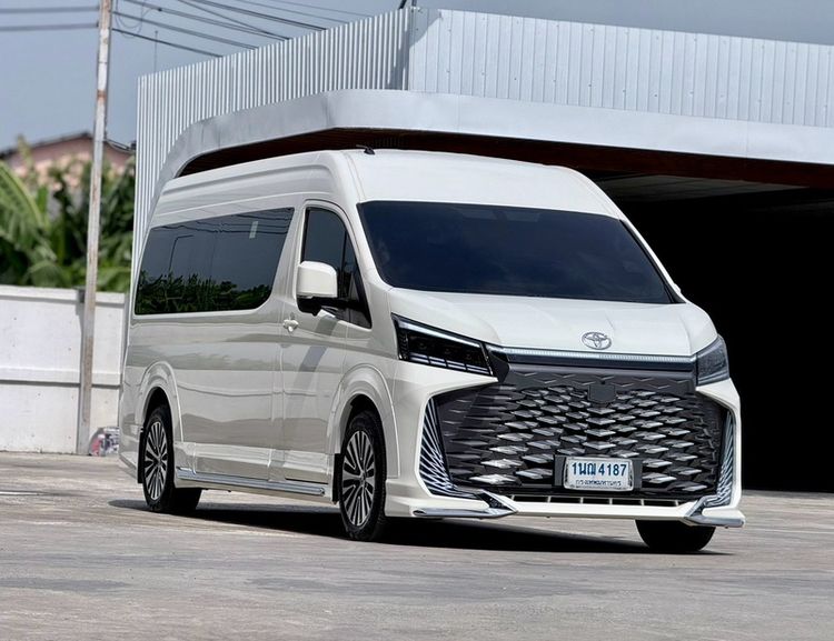Toyota Commuter 2024 2.8 Van ดีเซล ไม่ติดแก๊ส เกียร์อัตโนมัติ ขาว
