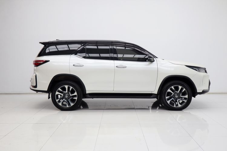 Toyota Fortuner 2021 2.4 Legender Utility-car ดีเซล ไม่ติดแก๊ส เกียร์อัตโนมัติ ขาว รูปที่ 2