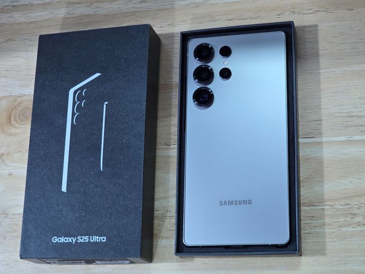 Samsung Galaxy S25 Ultra 256 GB ซัมซุง S25 Ultra สี TitaniumGray เครื่องศูนย์ สภาพเหมือนใหม่    ใช้งานปกติทุกอย่าง  สวย ใส  ไร้รอยตก