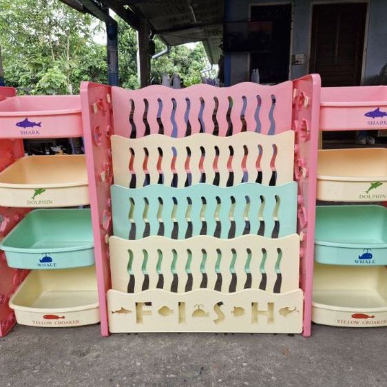 ชั้นวางของและหนังสือ
