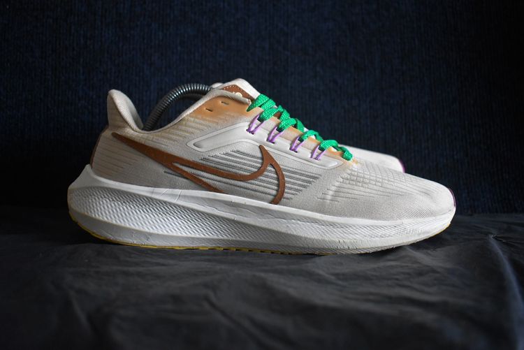 ส่งฟรี รองเท้า Nike Pegasus 39 Premium (2023) มือสอง ของแท้ Size 43 ความยาว 27.5 ซม. รูปที่ 2