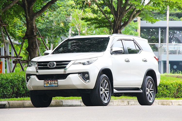 รถ Toyota Fortuner 2.4 V สี ขาว