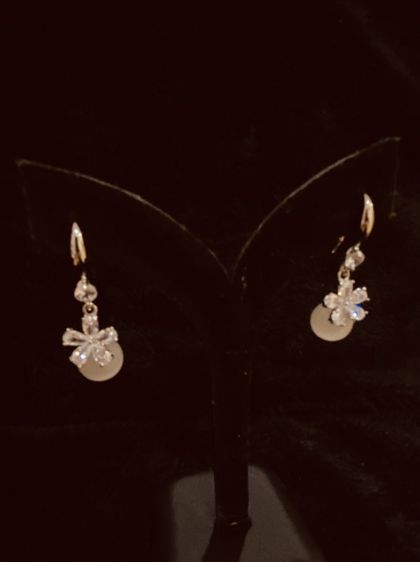 ต่างหูงานกล่อง สินค้านำเข้า แบรนด์ Lovisa Australia - Silver Cubic Zirconia Flower White Cat Eye Stone Drop Earrings รูปที่ 9