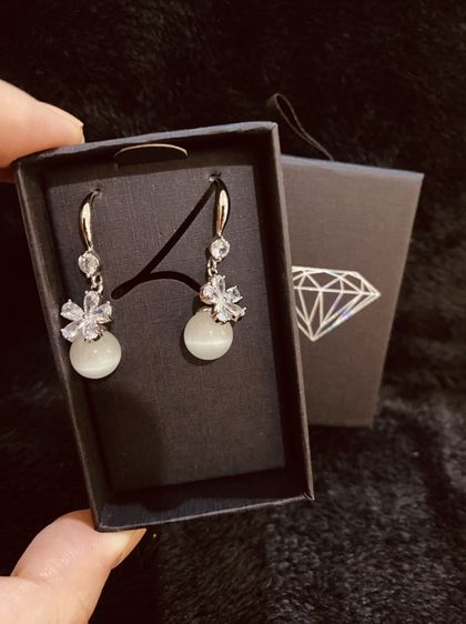 ต่างหูงานกล่อง สินค้านำเข้า แบรนด์ Lovisa Australia - Silver Cubic Zirconia Flower White Cat Eye Stone Drop Earrings รูปที่ 5