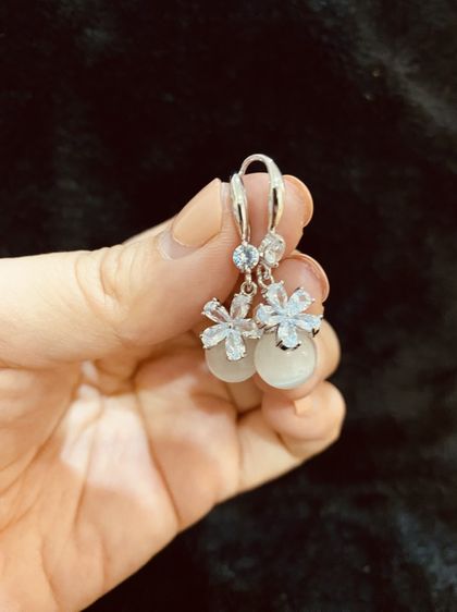 ต่างหูงานกล่อง สินค้านำเข้า แบรนด์ Lovisa Australia - Silver Cubic Zirconia Flower White Cat Eye Stone Drop Earrings รูปที่ 7