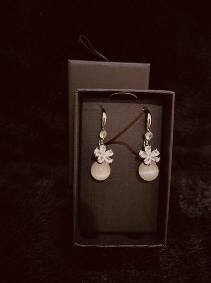 ต่างหูงานกล่อง สินค้านำเข้า แบรนด์ Lovisa Australia - Silver Cubic Zirconia Flower White Cat Eye Stone Drop Earrings รูปที่ 2