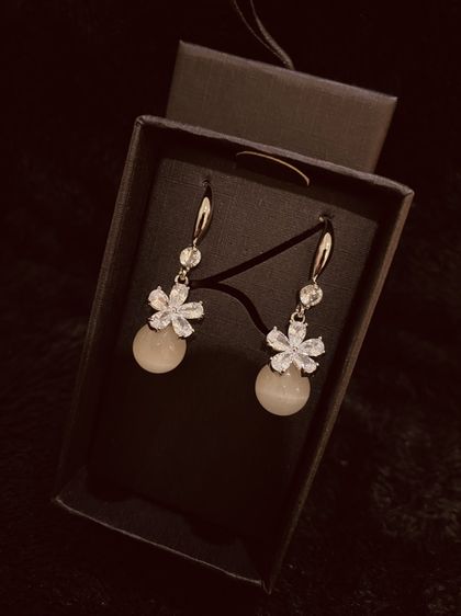 ต่างหูงานกล่อง สินค้านำเข้า แบรนด์ Lovisa Australia - Silver Cubic Zirconia Flower White Cat Eye Stone Drop Earrings รูปที่ 4