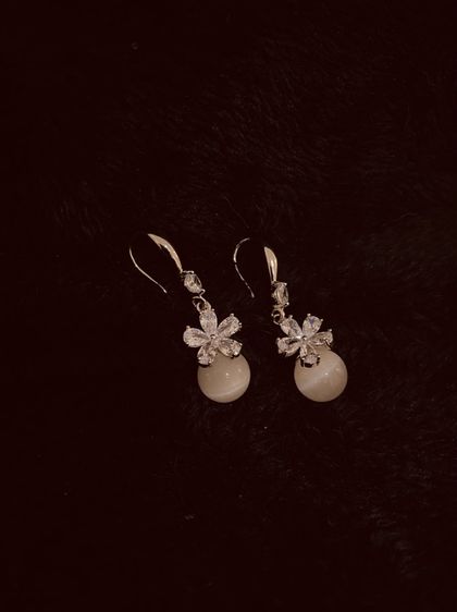 ต่างหูงานกล่อง สินค้านำเข้า แบรนด์ Lovisa Australia - Silver Cubic Zirconia Flower White Cat Eye Stone Drop Earrings รูปที่ 10