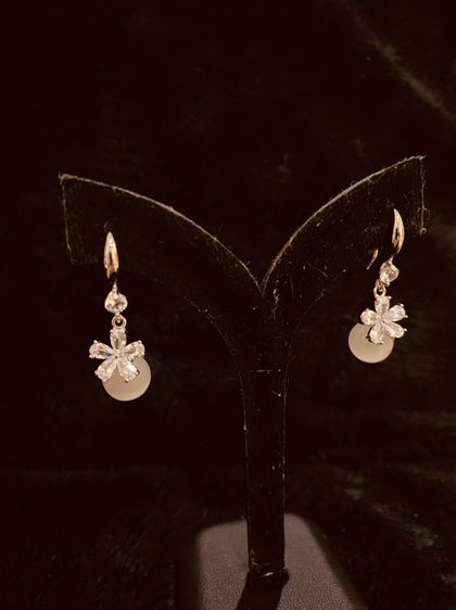 ต่างหูงานกล่อง สินค้านำเข้า แบรนด์ Lovisa Australia - Silver Cubic Zirconia Flower White Cat Eye Stone Drop Earrings รูปที่ 8