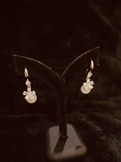 ต่างหูงานกล่อง สินค้านำเข้า แบรนด์ Lovisa Australia - Silver Cubic Zirconia Flower White Cat Eye Stone Drop Earrings รูปที่ 15