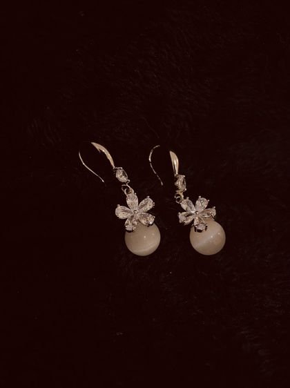 ต่างหูงานกล่อง สินค้านำเข้า แบรนด์ Lovisa Australia - Silver Cubic Zirconia Flower White Cat Eye Stone Drop Earrings รูปที่ 18