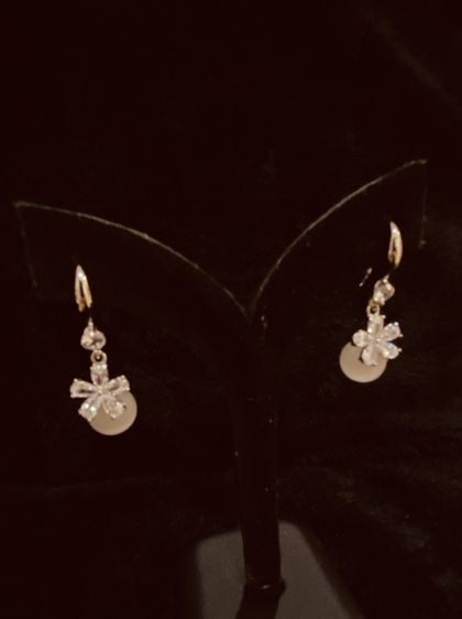 ต่างหูงานกล่อง สินค้านำเข้า แบรนด์ Lovisa Australia - Silver Cubic Zirconia Flower White Cat Eye Stone Drop Earrings รูปที่ 16