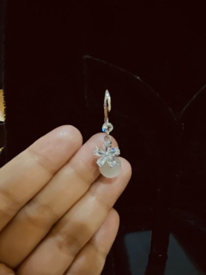 ต่างหูงานกล่อง สินค้านำเข้า แบรนด์ Lovisa Australia - Silver Cubic Zirconia Flower White Cat Eye Stone Drop Earrings รูปที่ 17
