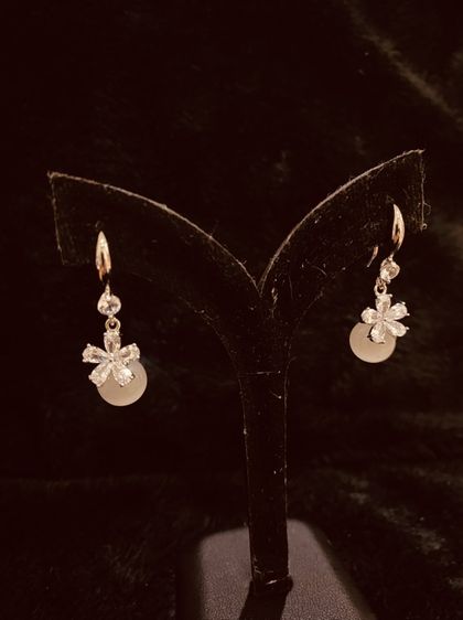 ต่างหูงานกล่อง สินค้านำเข้า แบรนด์ Lovisa Australia - Silver Cubic Zirconia Flower White Cat Eye Stone Drop Earrings รูปที่ 11
