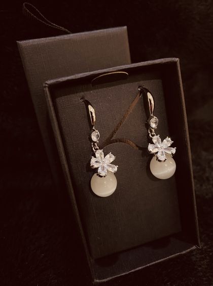 ต่างหูงานกล่อง สินค้านำเข้า แบรนด์ Lovisa Australia - Silver Cubic Zirconia Flower White Cat Eye Stone Drop Earrings รูปที่ 3
