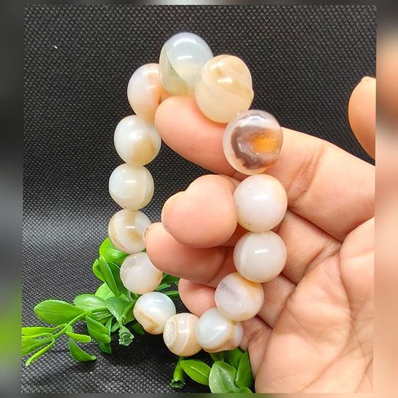 อัญมณี สร้อยข้อมือหินอาเกตสีชมพูครีม หินธรรมชาติแท้ ลายสวยธรรมชาติ 13มิลขนาดลูกปัดสมส่วน ผิวเนียนวาว เสริมสิริมงคล ปลอบประโลมจิตใจ สวมใส่ได้ทุกโอกาส